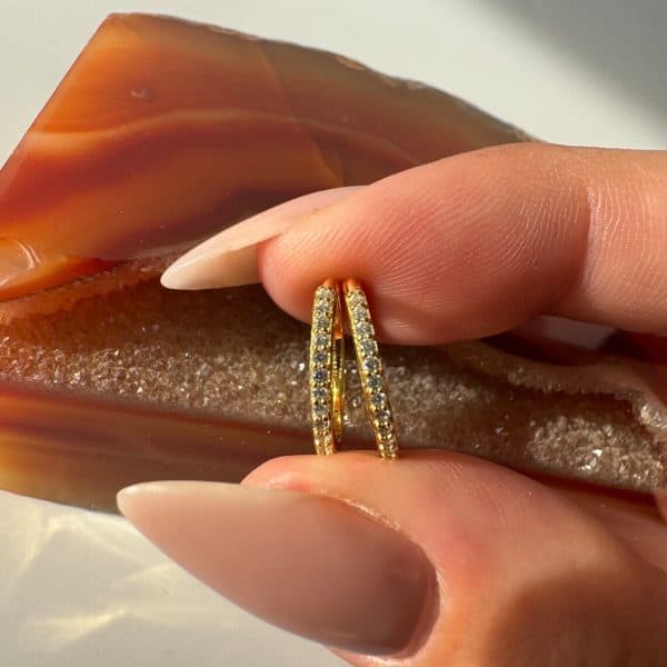 עגילי חישוק משובצים יהלומים – זהב צהוב